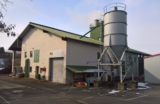 Grafik mit Darstellung der Heizzentrale der Hackschnitzel- und Heizgenossenschaft Straßwalchen regGenmbH mit Link zum Aktuelles-Beitrag Projekt des Monats Jänner 2026